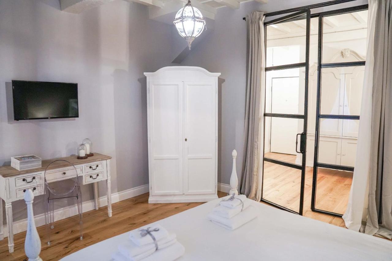 Art Black & White Apartment Florence