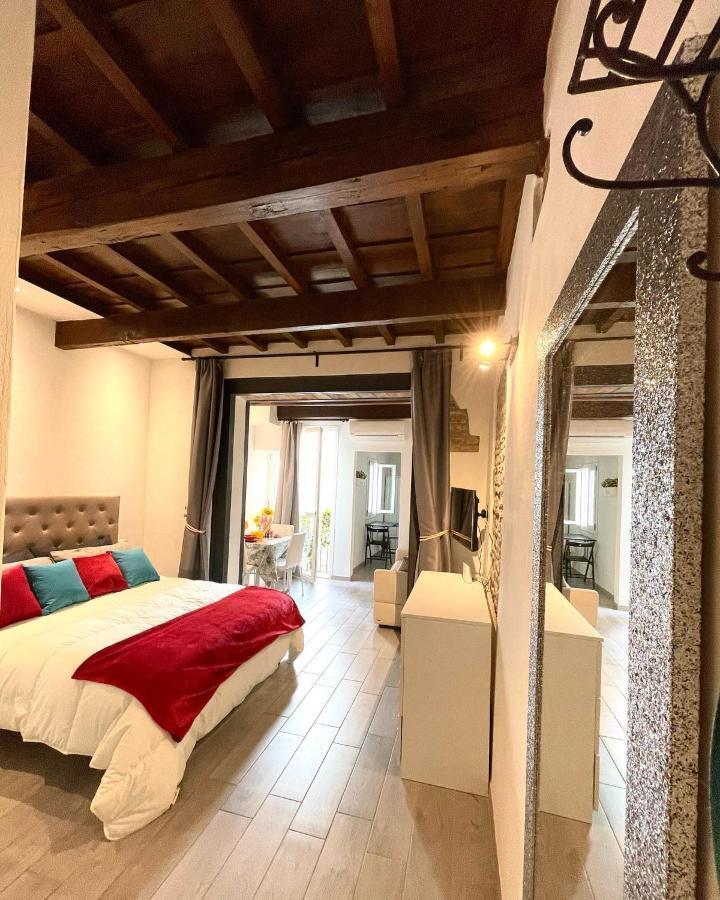 Roberto's Apartment. Piazza Santa Croce. Apartment Florenz