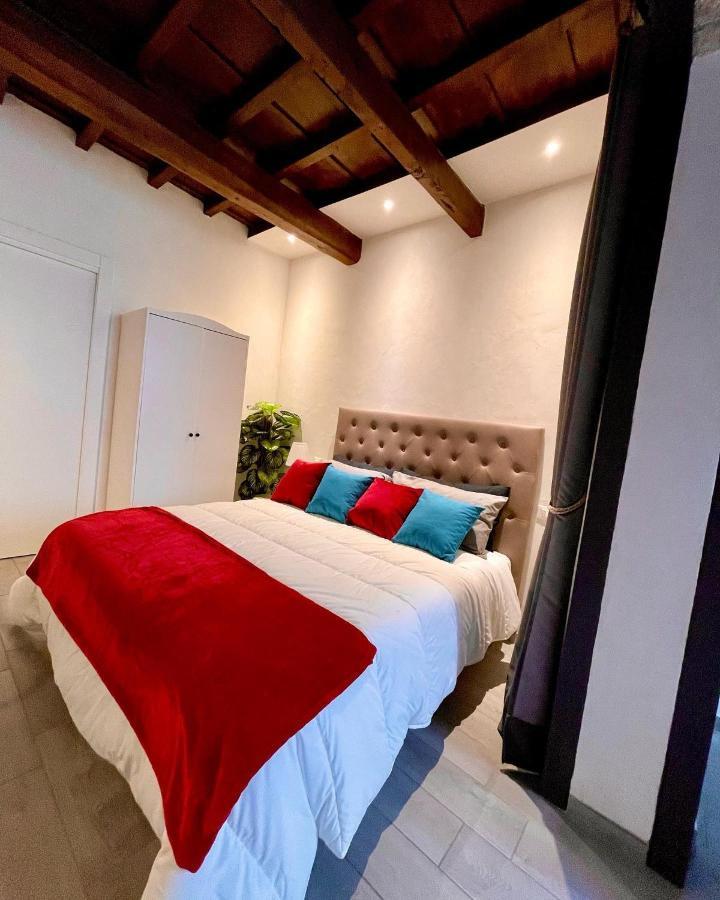 Roberto's Apartment. Piazza Santa Croce. Apartment Florenz