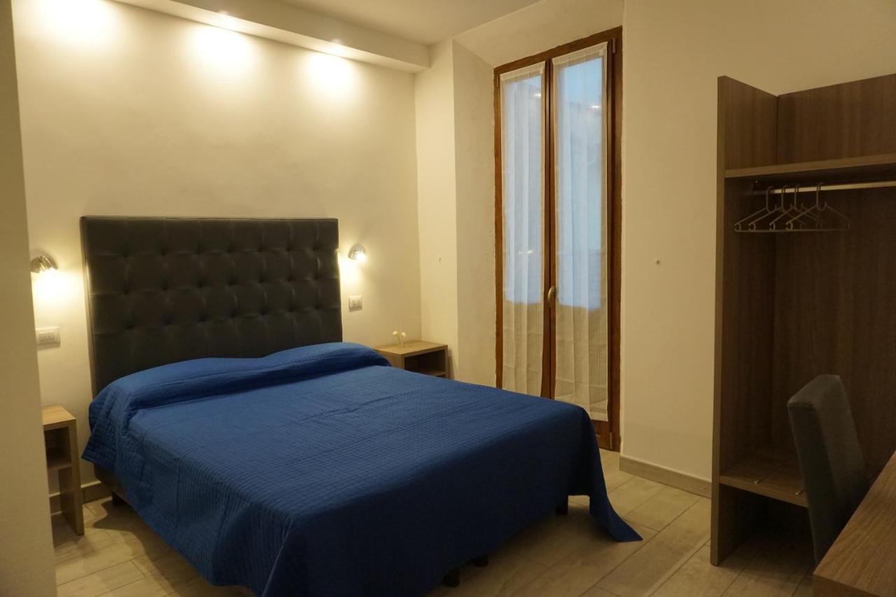 Holiday Rooms *
