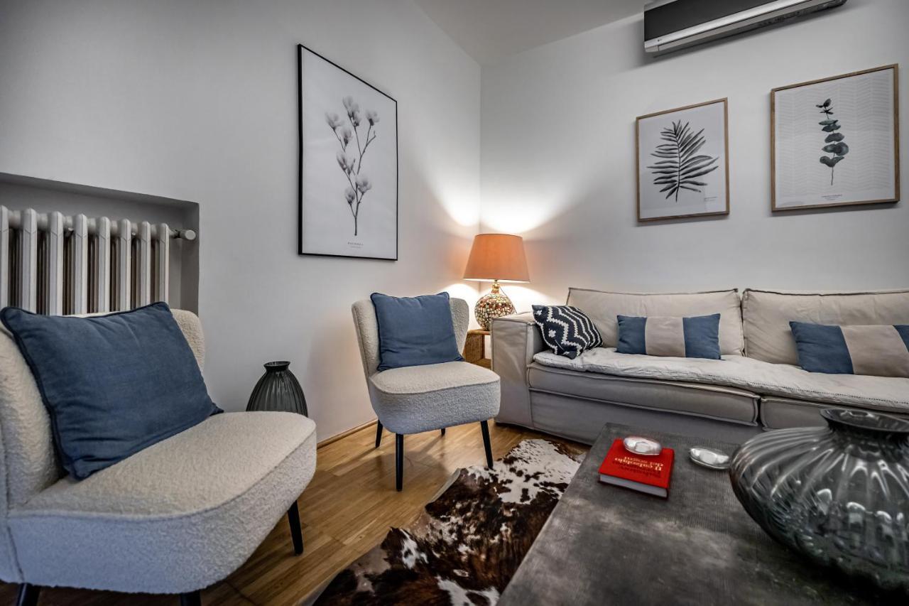 Yid Penthouse On River With Parking Apartment Florence