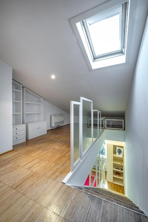Yid Penthouse On River With Parking Apartment