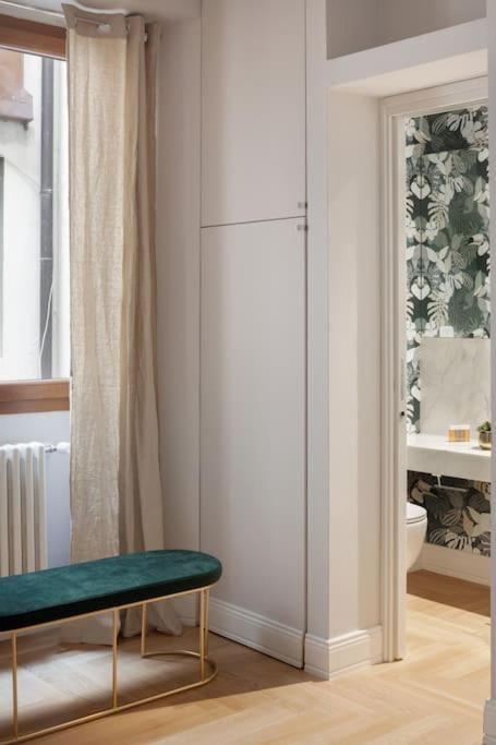 Elegant With Stunning Frescoed Ceilings Appartement