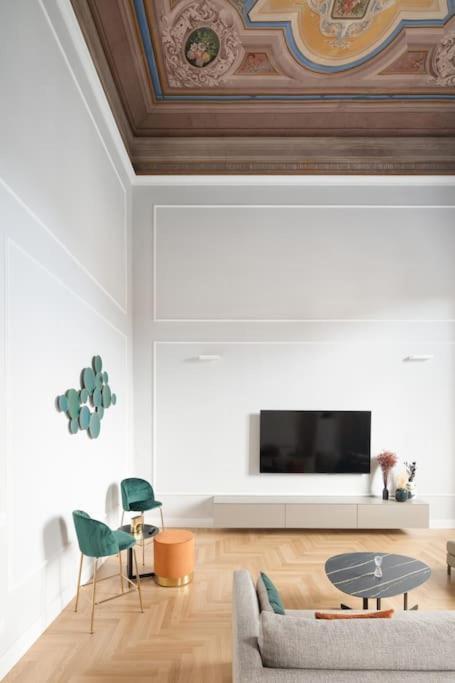 Elegant With Stunning Frescoed Ceilings Appartement *