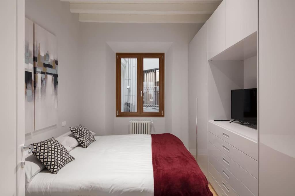 Appartement Elegant With Stunning Frescoed Ceilings
