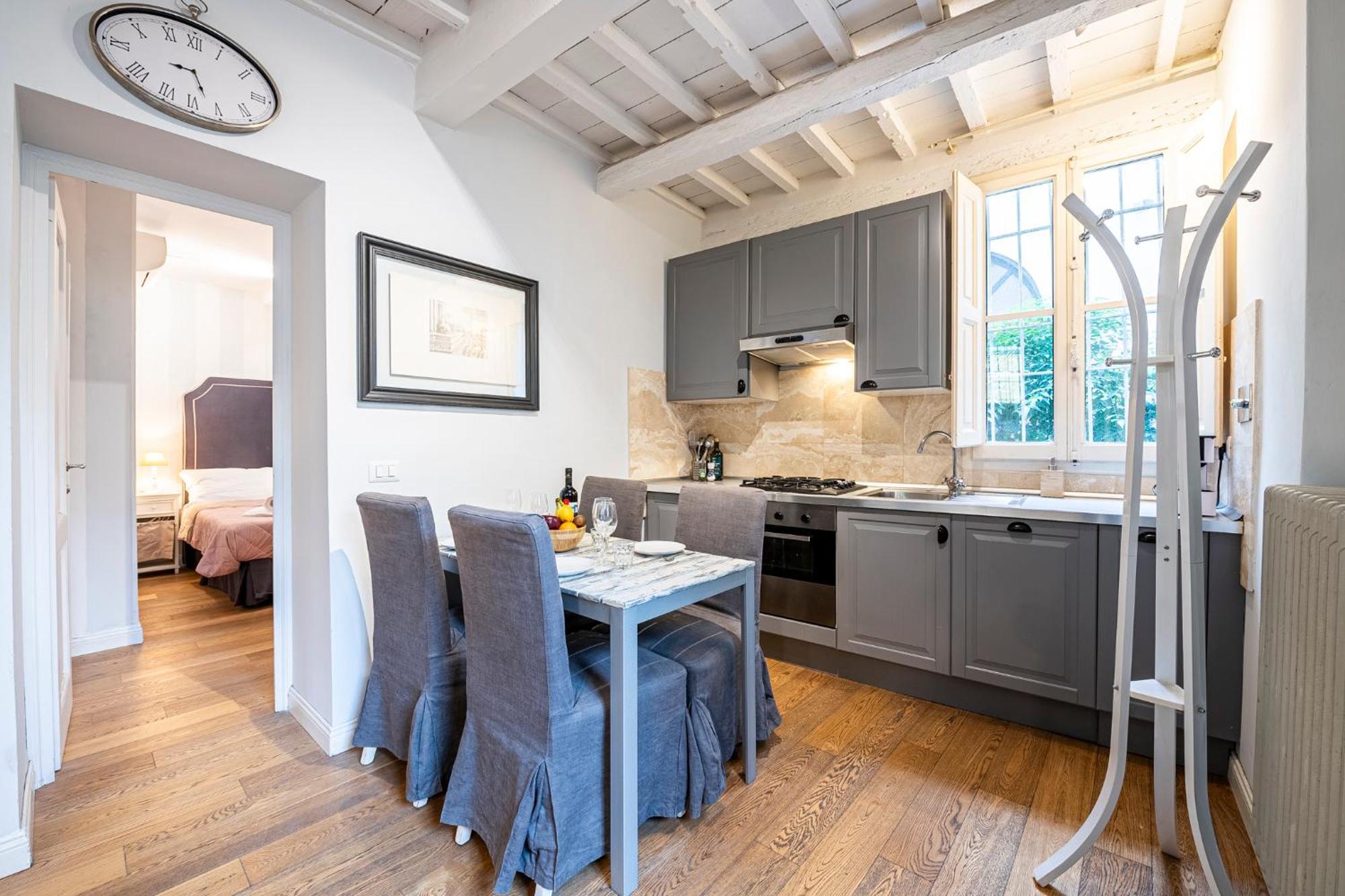In Pz. Michelangelo: Due Con Due Bagni Apartment *