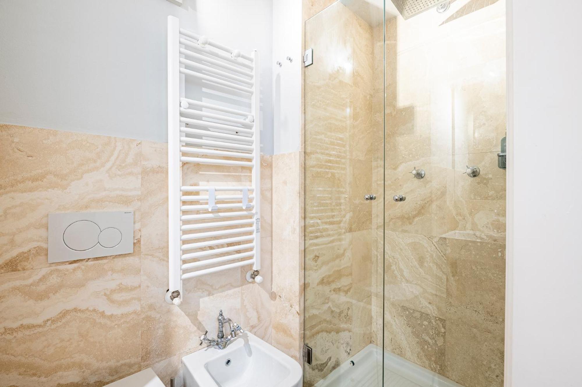 Apartment In Pz. Michelangelo: Due Con Due Bagni Florenz