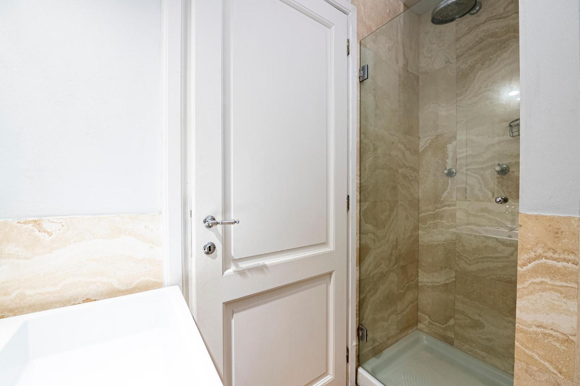 In Pz. Michelangelo: Due Con Due Bagni * Florenz