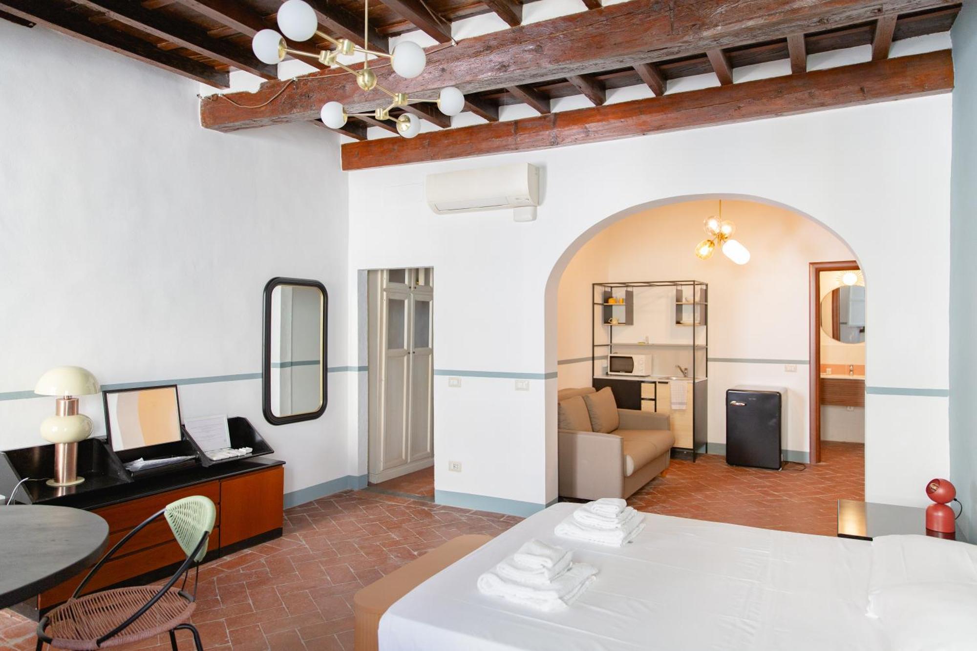 Stunning & Sunny Near Piazza Santo Spirito Apartment Florenz