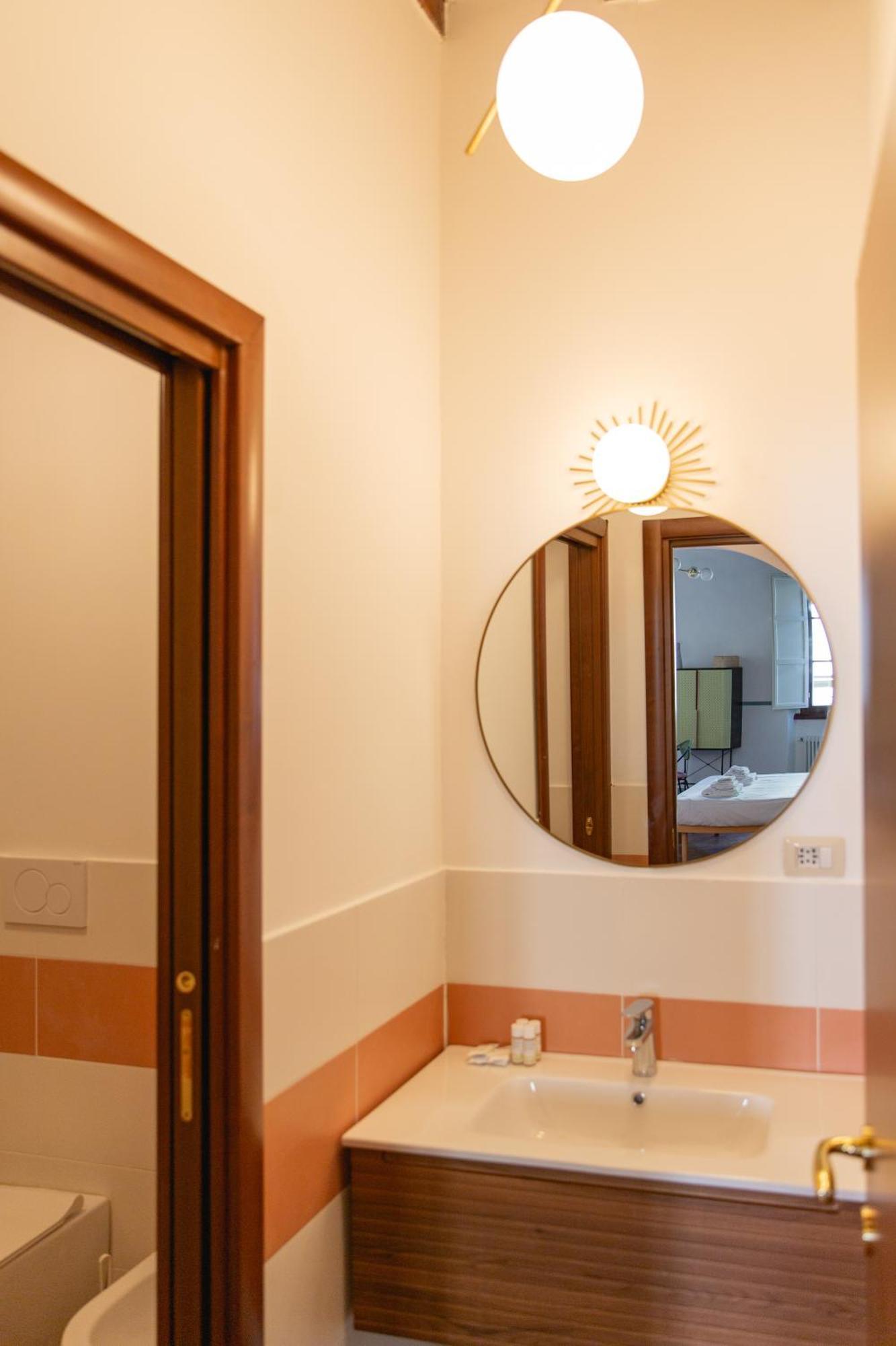 Stunning & Sunny Near Piazza Santo Spirito Apartment Florenz