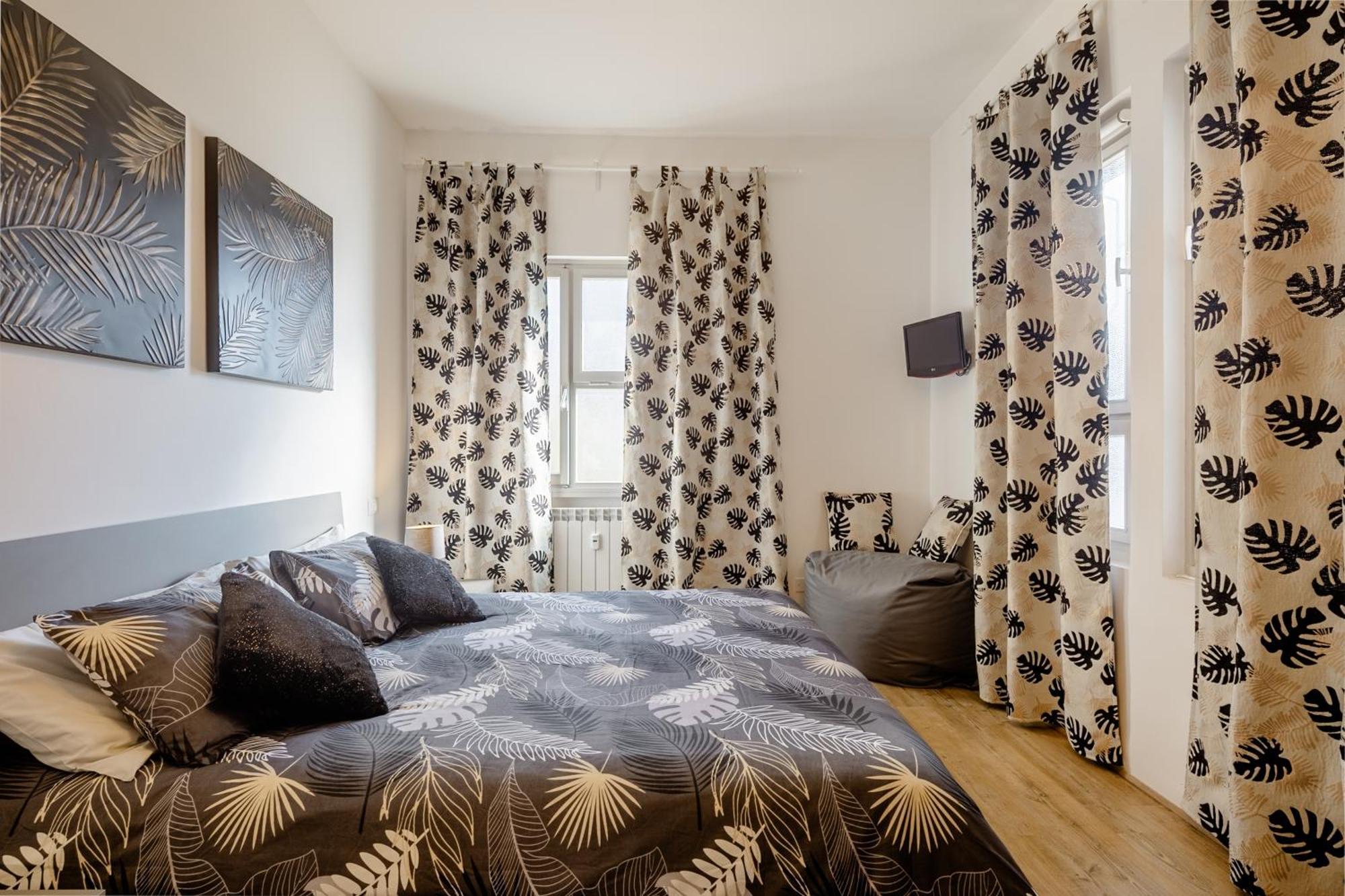 Appartement Open The Classic Wooden Shutters At A Cozy Nest