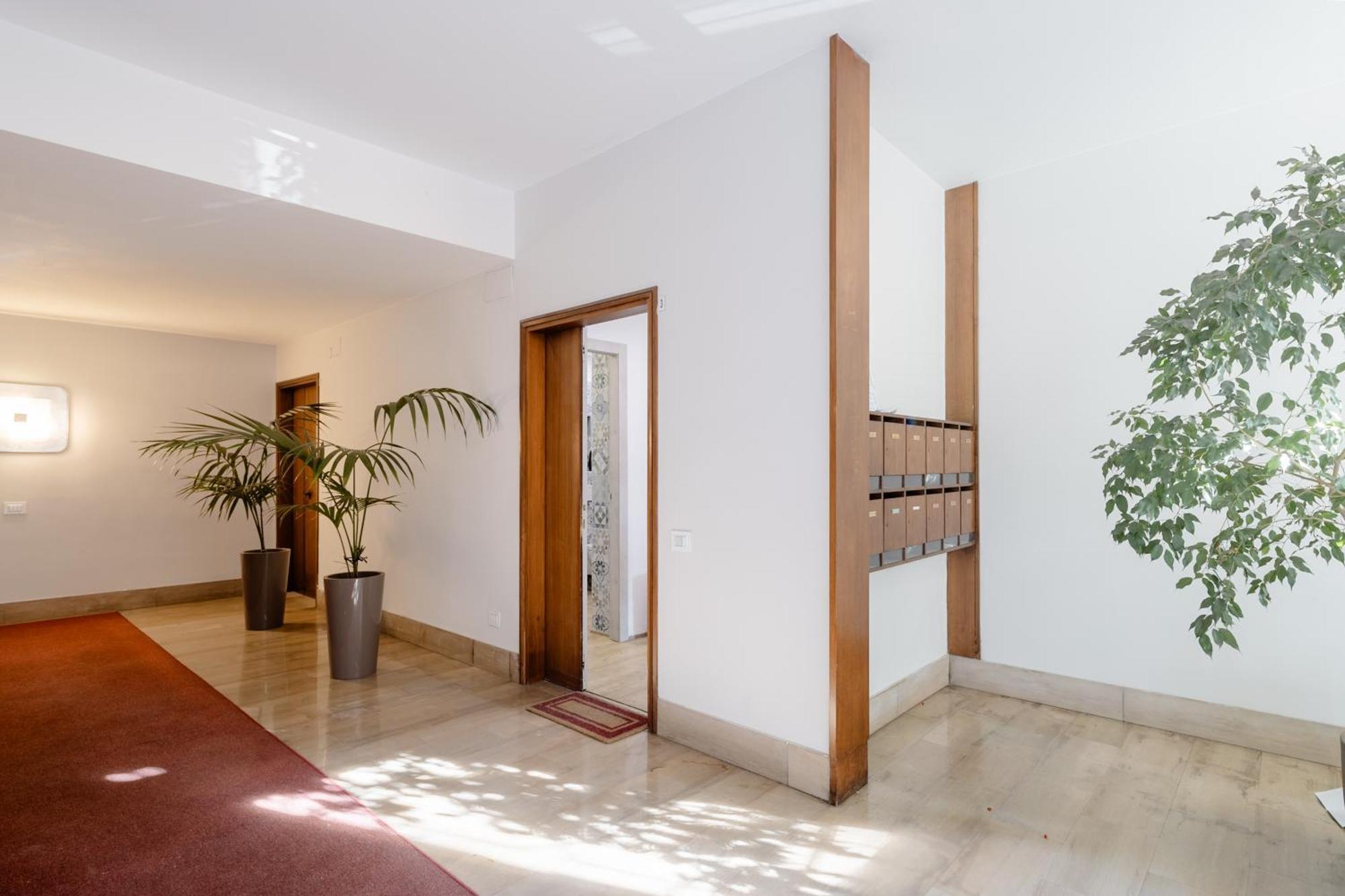 Appartement Open The Classic Wooden Shutters At A Cozy Nest *