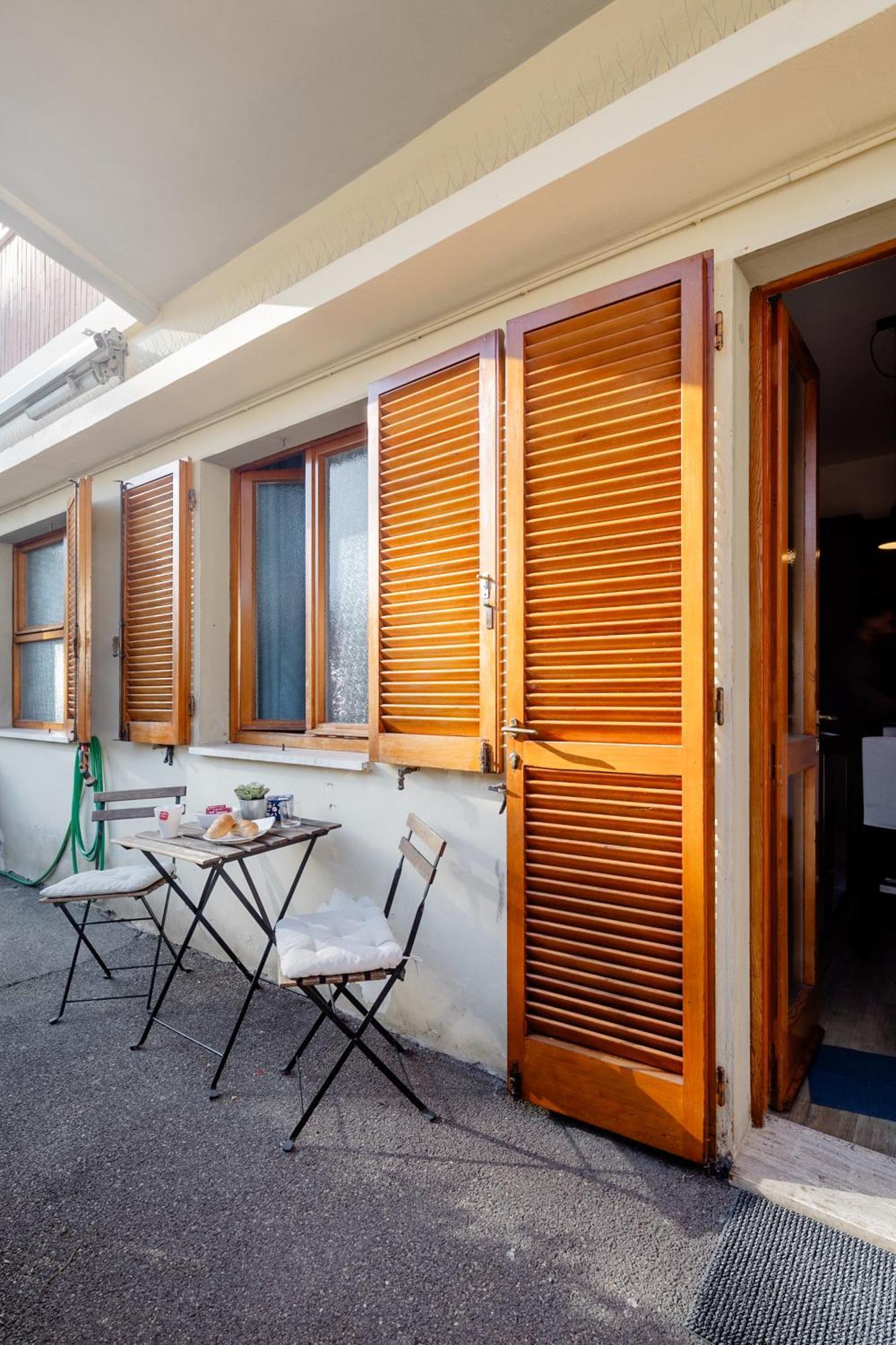 Appartement Open The Classic Wooden Shutters At A Cozy Nest Florence