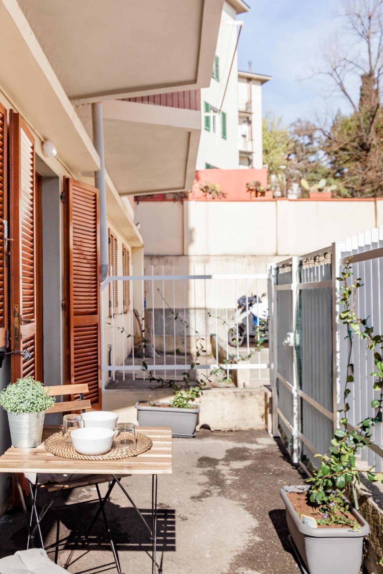 Appartement Open The Classic Wooden Shutters At A Cozy Nest *