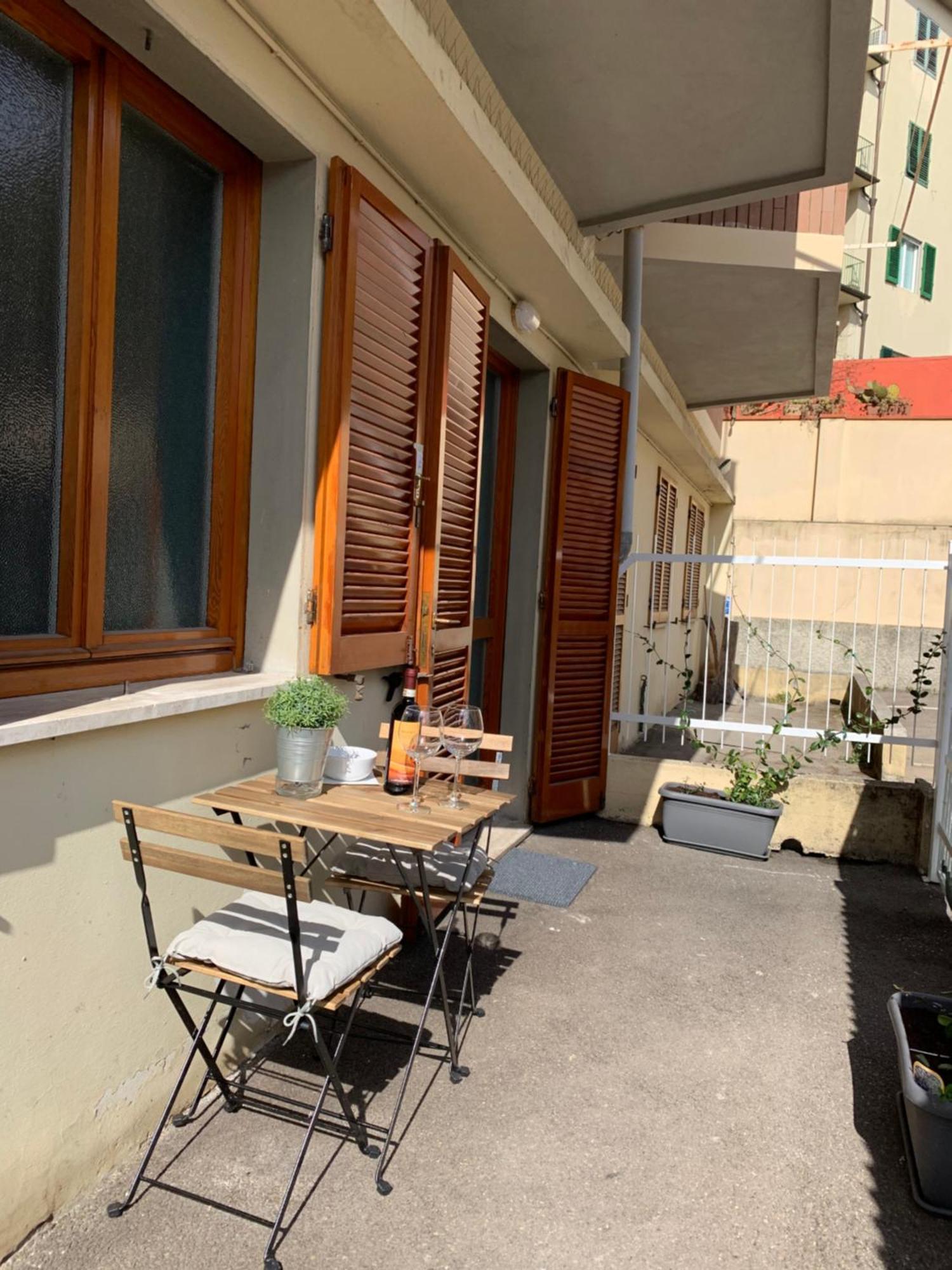 Appartement Open The Classic Wooden Shutters At A Cozy Nest