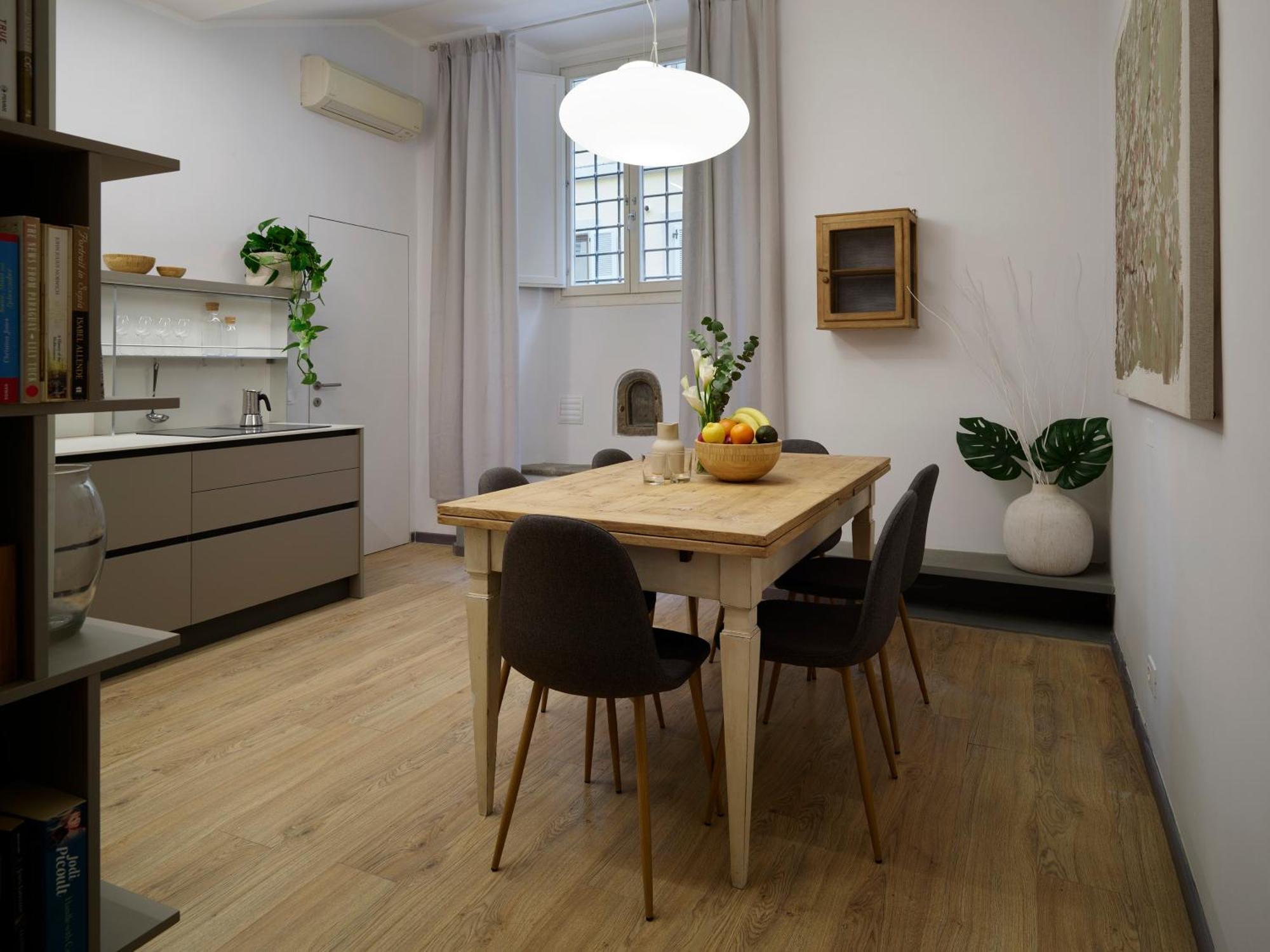 Bright 3-bedroom With Patio In Historic Center Near Duomo Florence