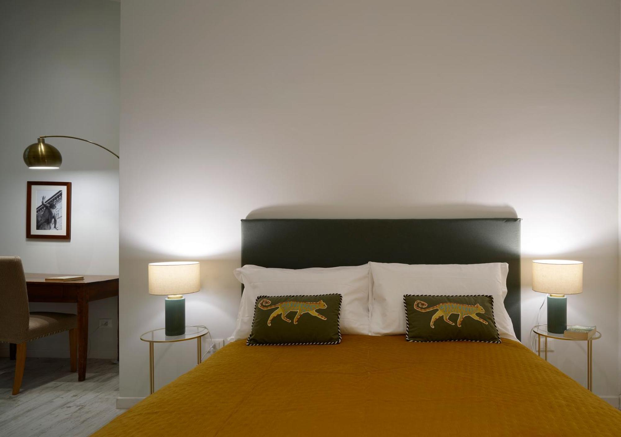 Bright 3-bedroom With Patio In Historic Center Near Duomo