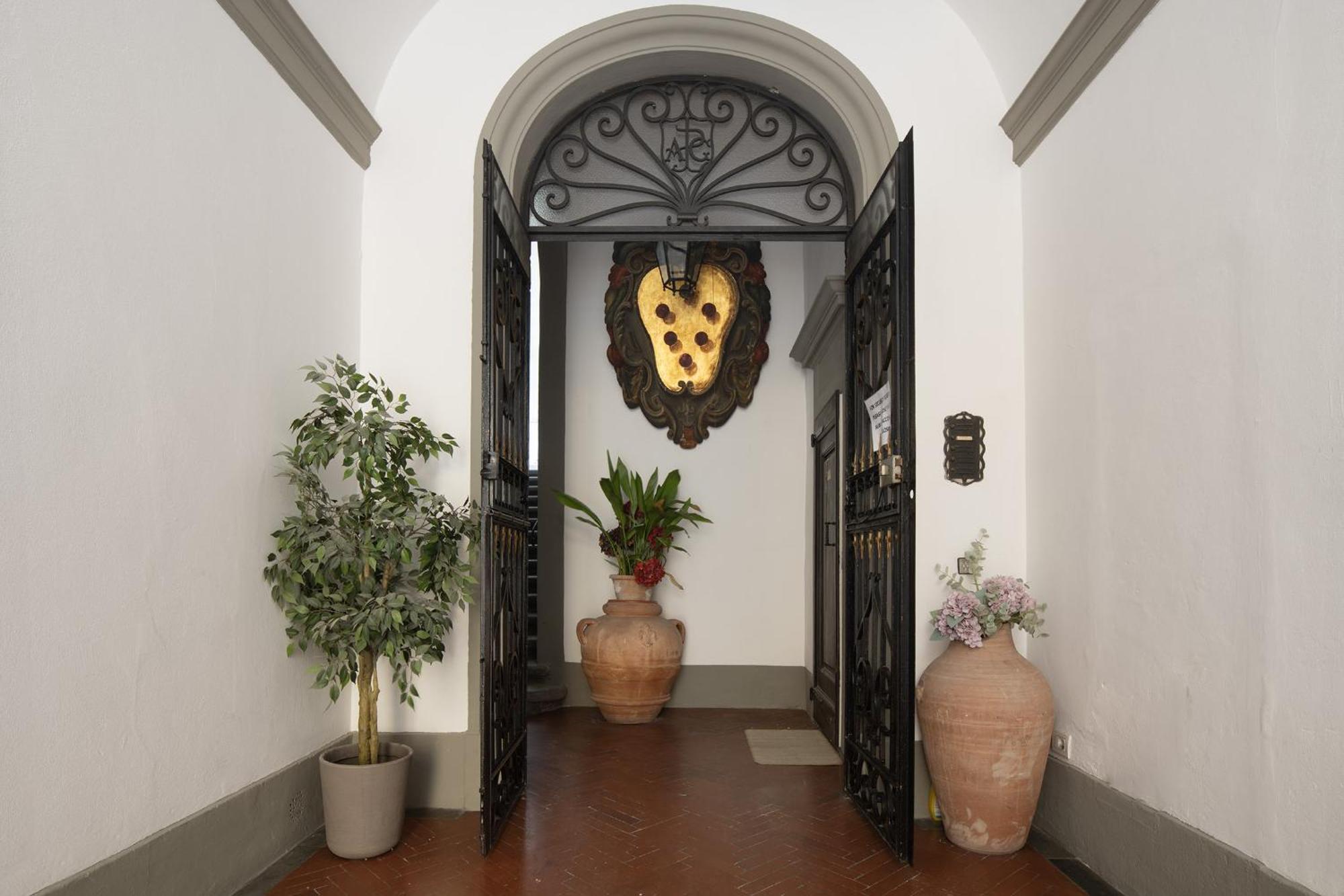 Bright 3-bedroom With Patio In Historic Center Near Duomo