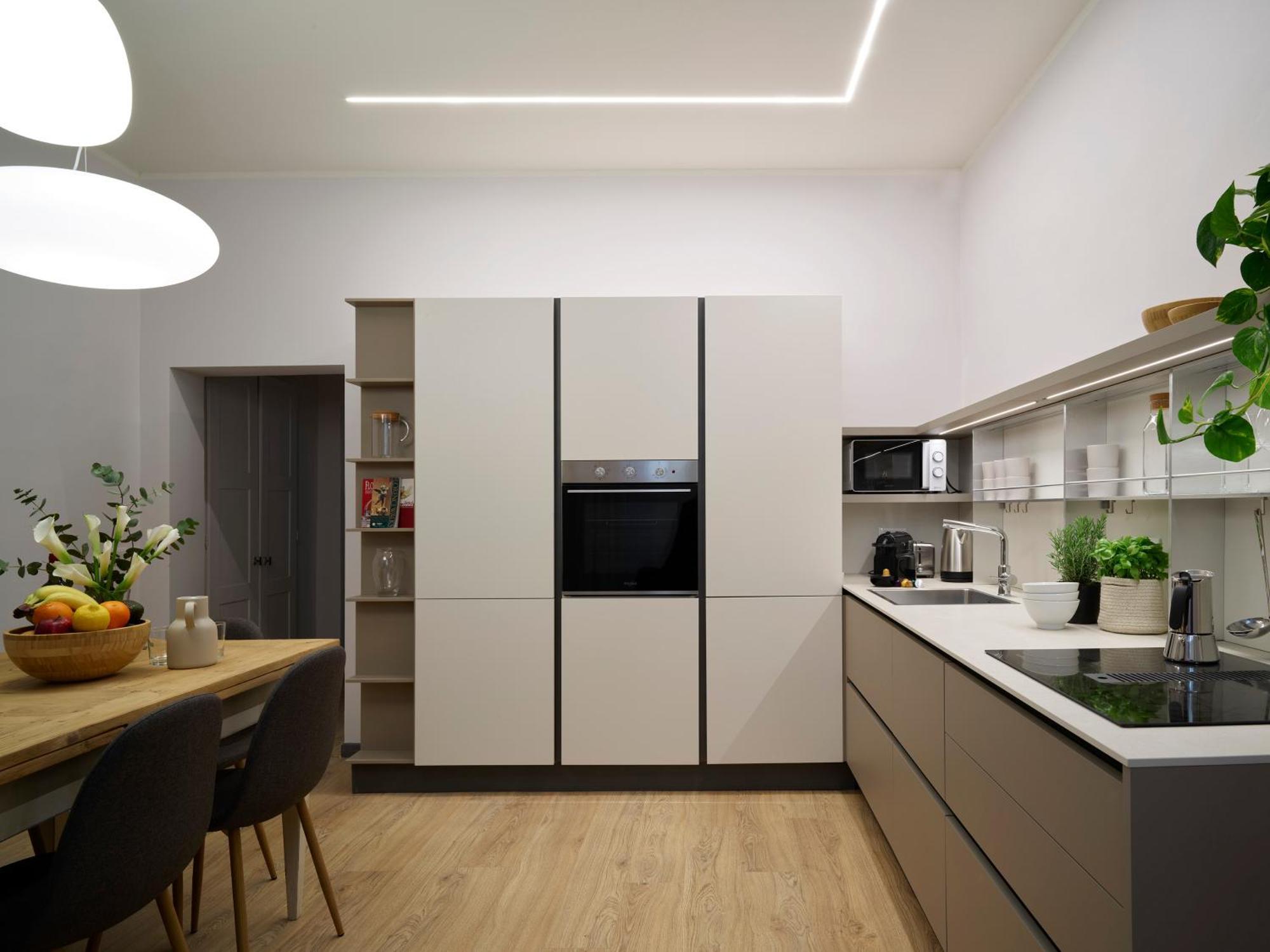 Bright 3-bedroom With Patio In Historic Center Near Duomo