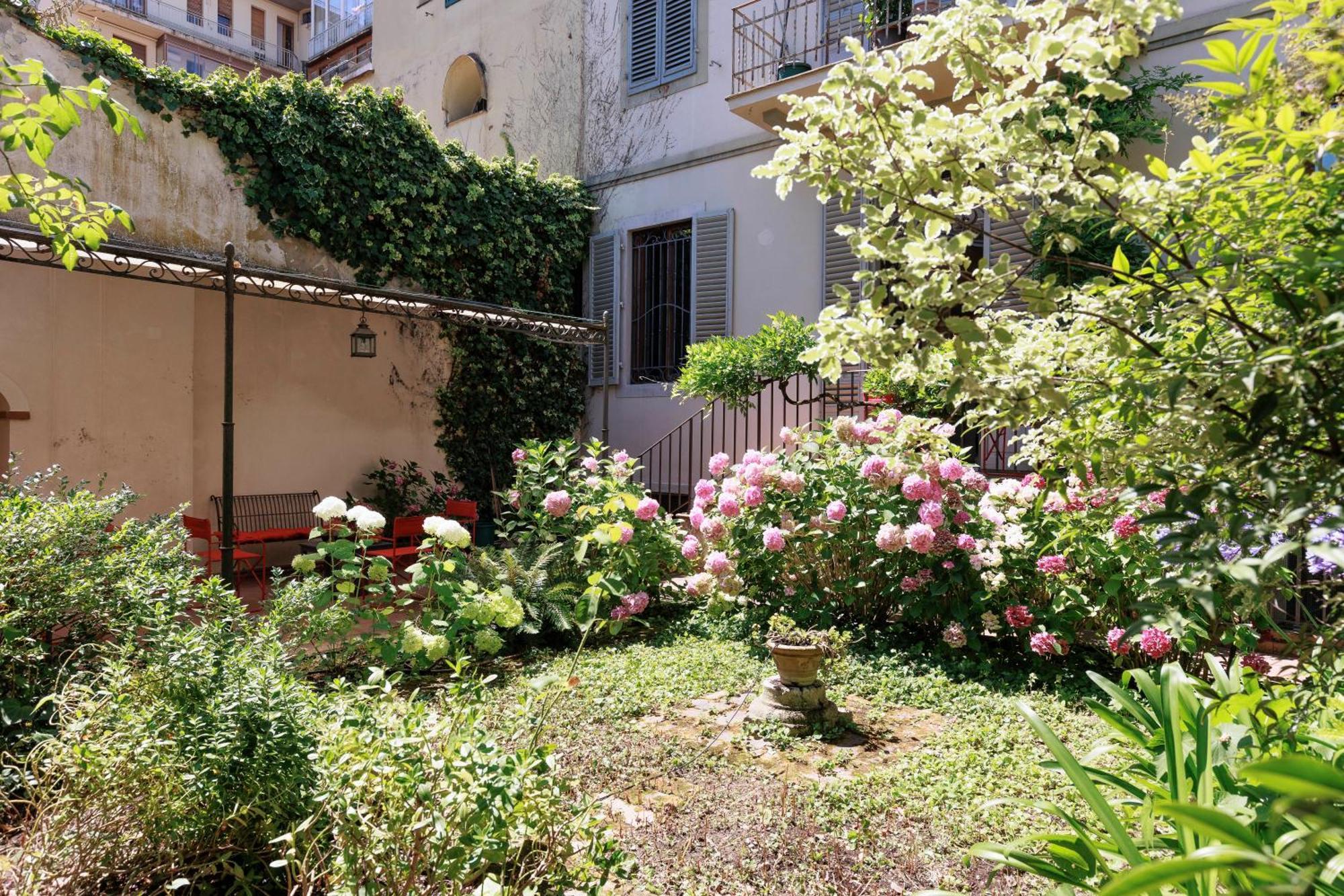 Huge With Private Garden Appartement *