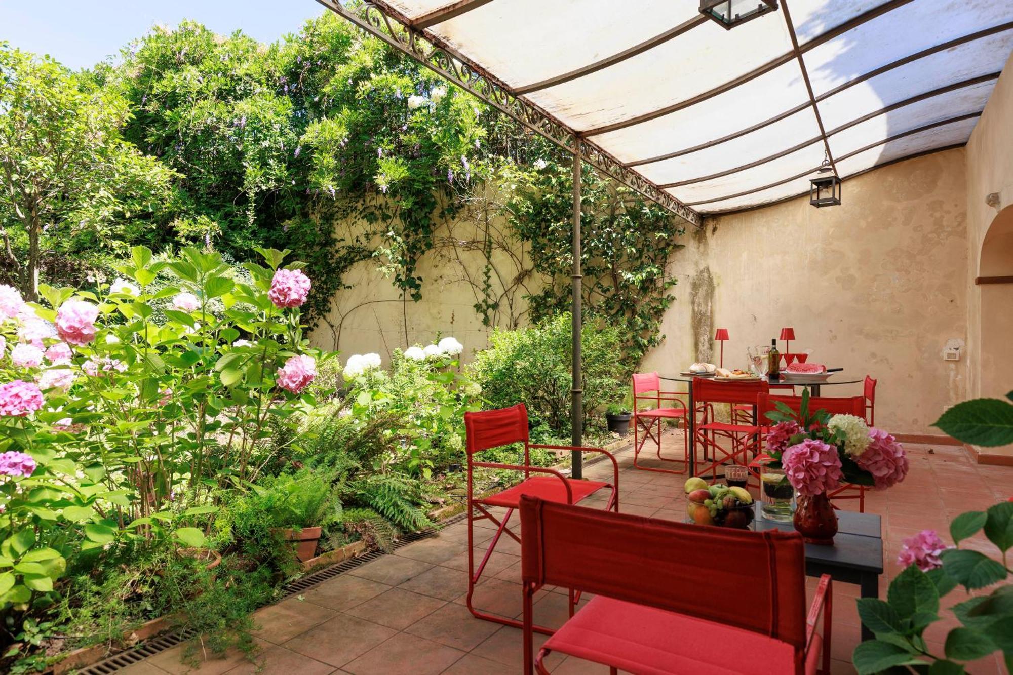 Huge With Private Garden Appartement *
