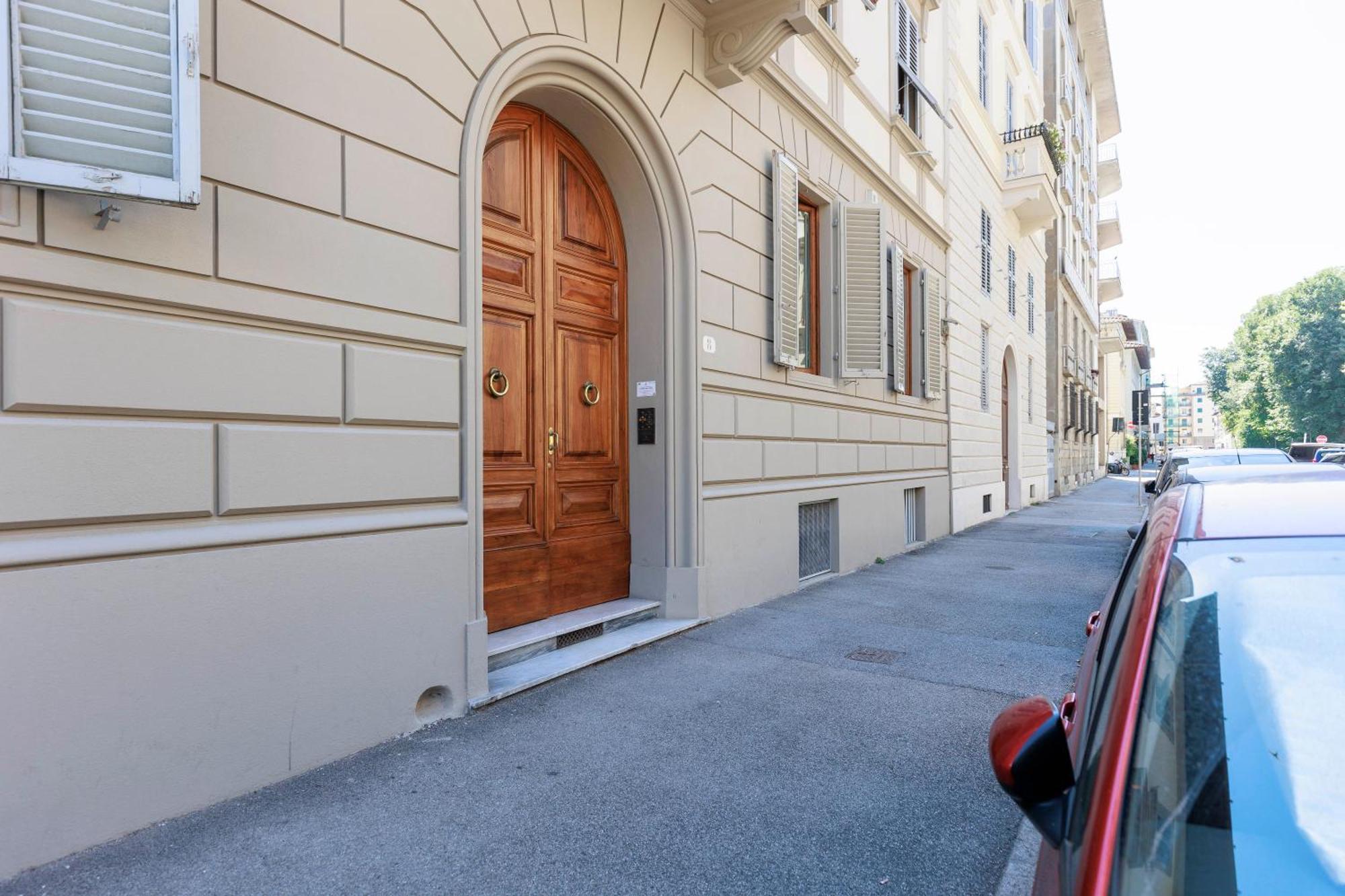 Huge With Private Garden Appartement