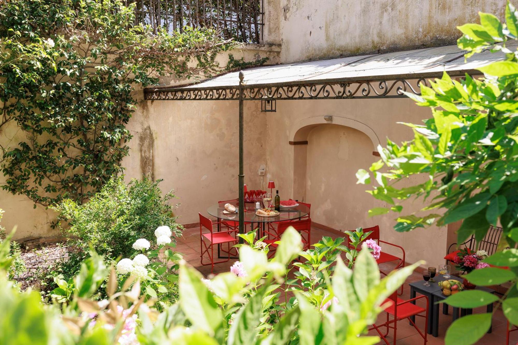 Huge With Private Garden Appartement *