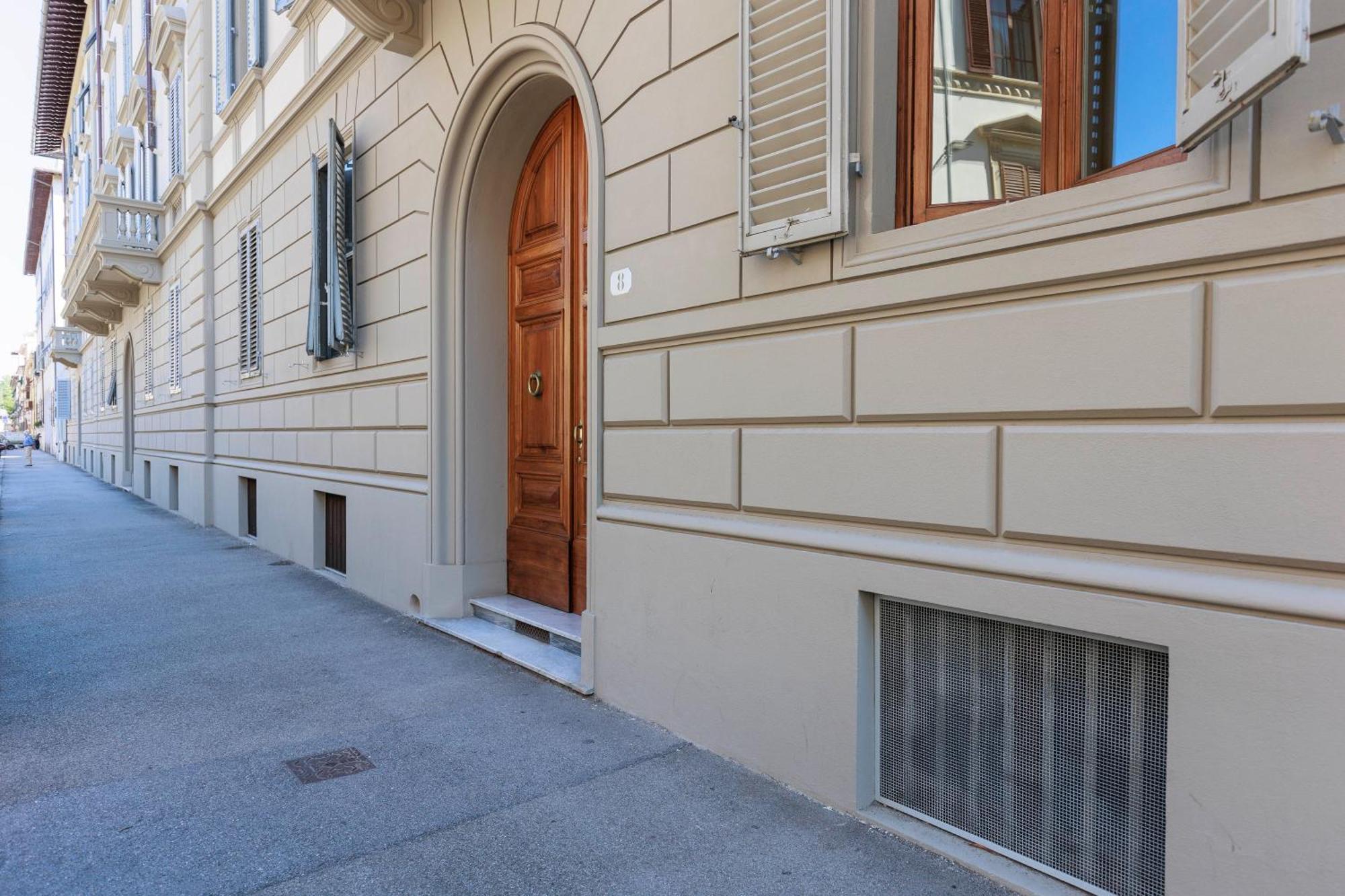 Huge With Private Garden Appartement *