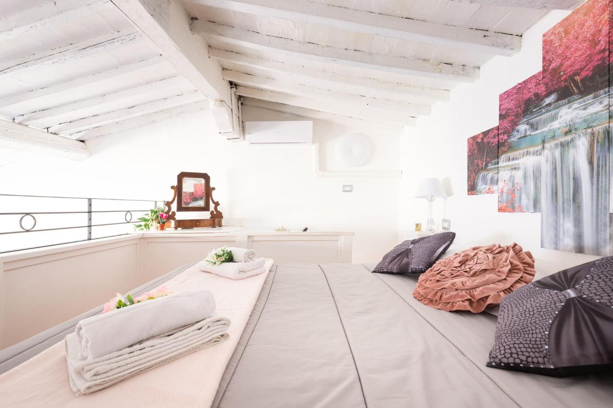 Appartement Loft Overlooking The Rooftops In Santa Croce Florence