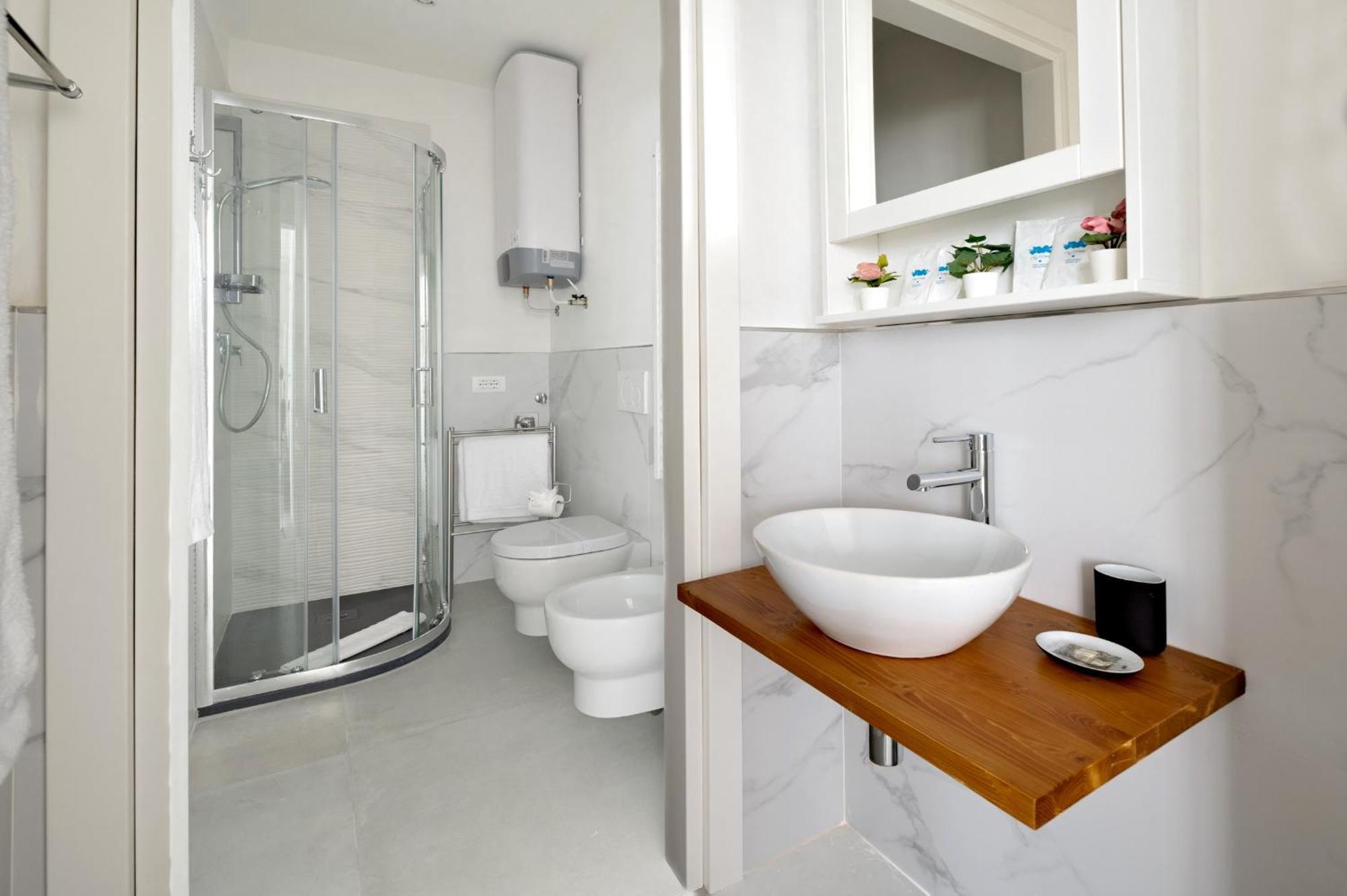 Charming Apartments: Chic Renovated Near Tram Leopolda *