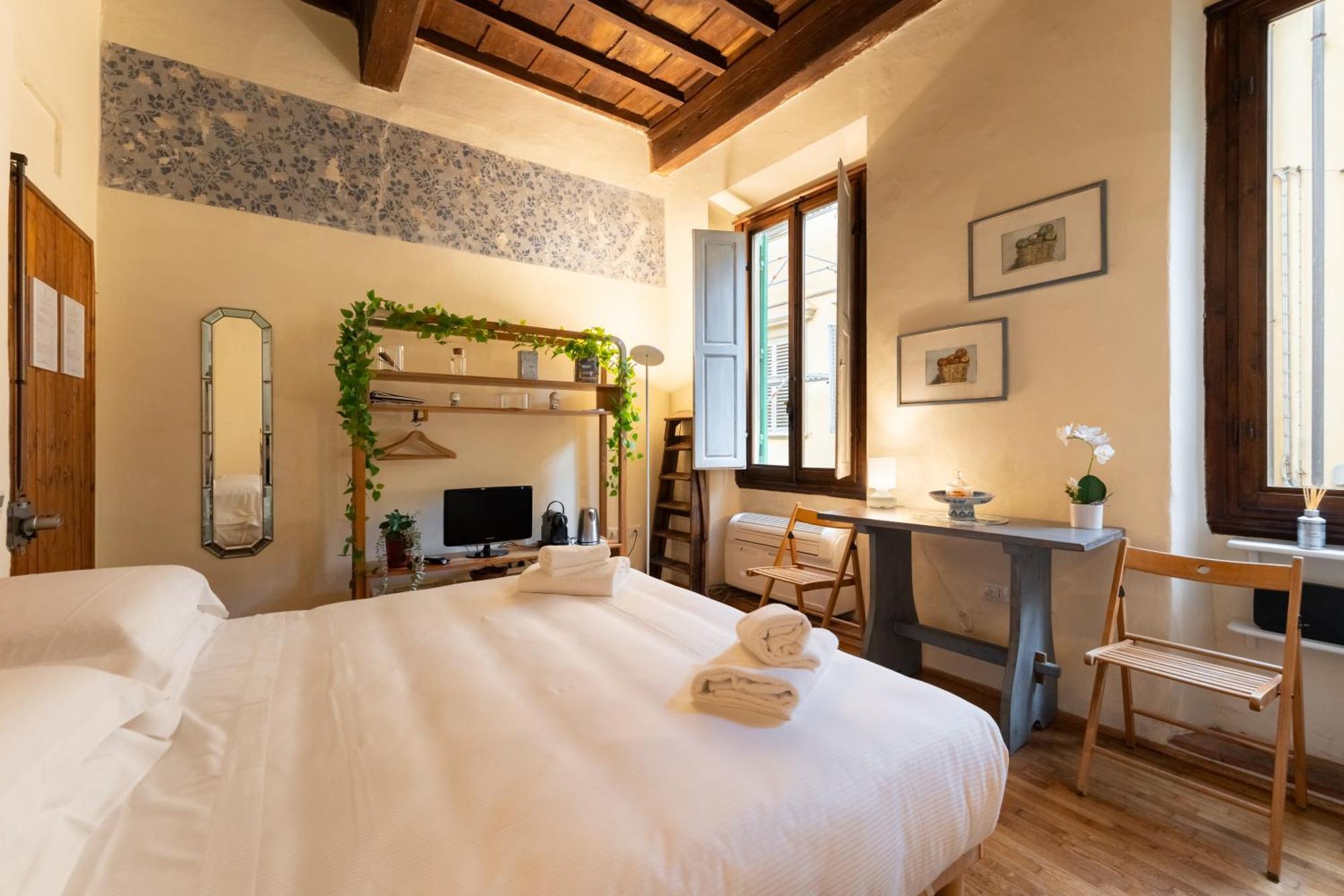 Apartamento Via Benedetta, 13 - Charming - Florentine Gem Steps From Station - Prime Spot! Florença