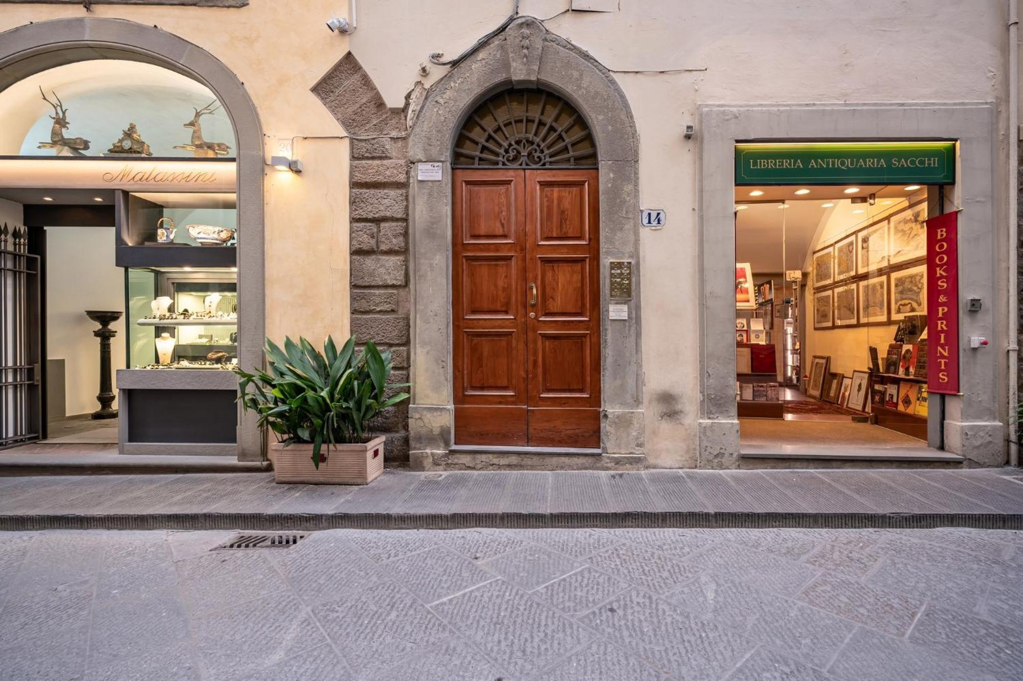 Ponte Vecchio Flats *