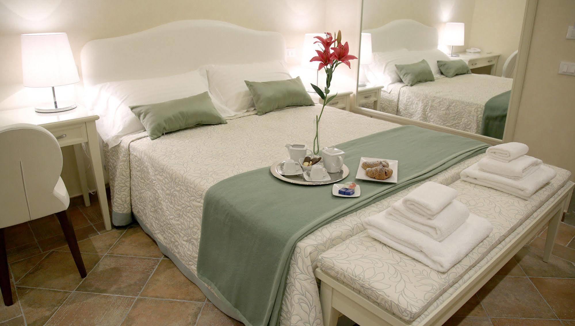 Renaissance Hotel 3*