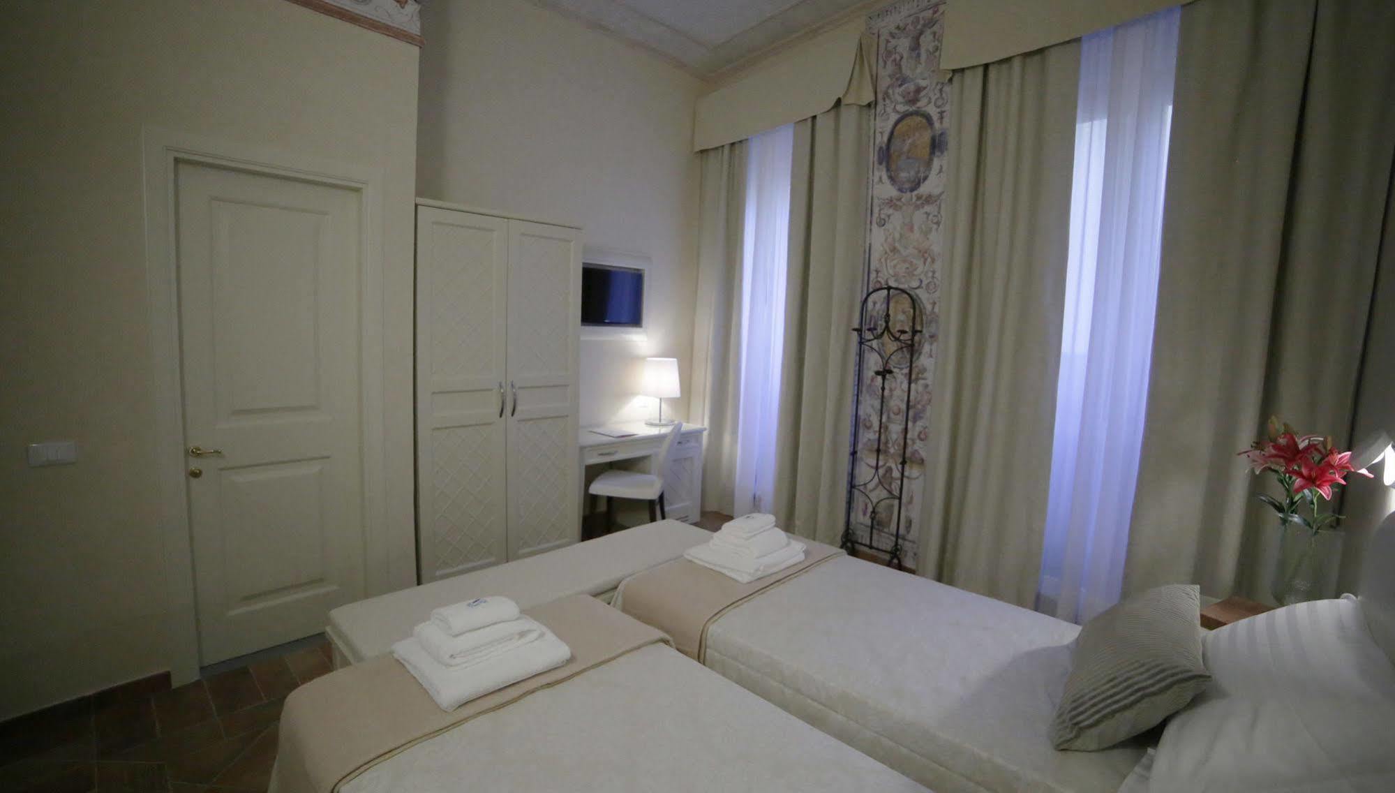 Renaissance Hotel 3*