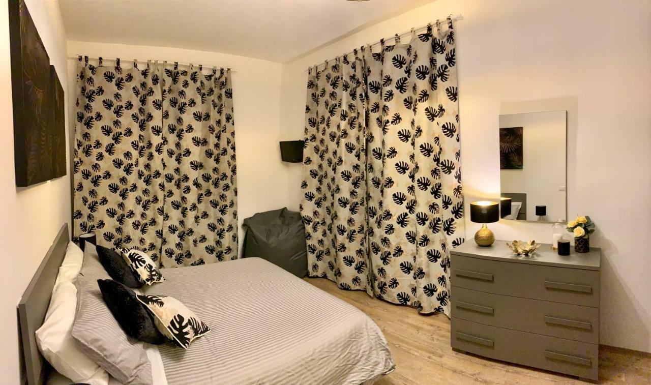 Appartement Open The Classic Wooden Shutters At A Cozy Nest