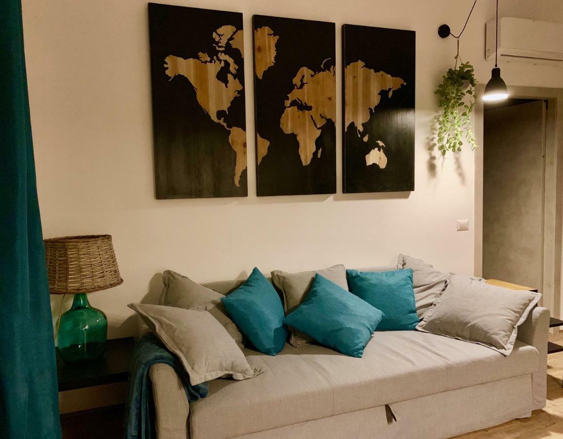 Appartement Open The Classic Wooden Shutters At A Cozy Nest Florence