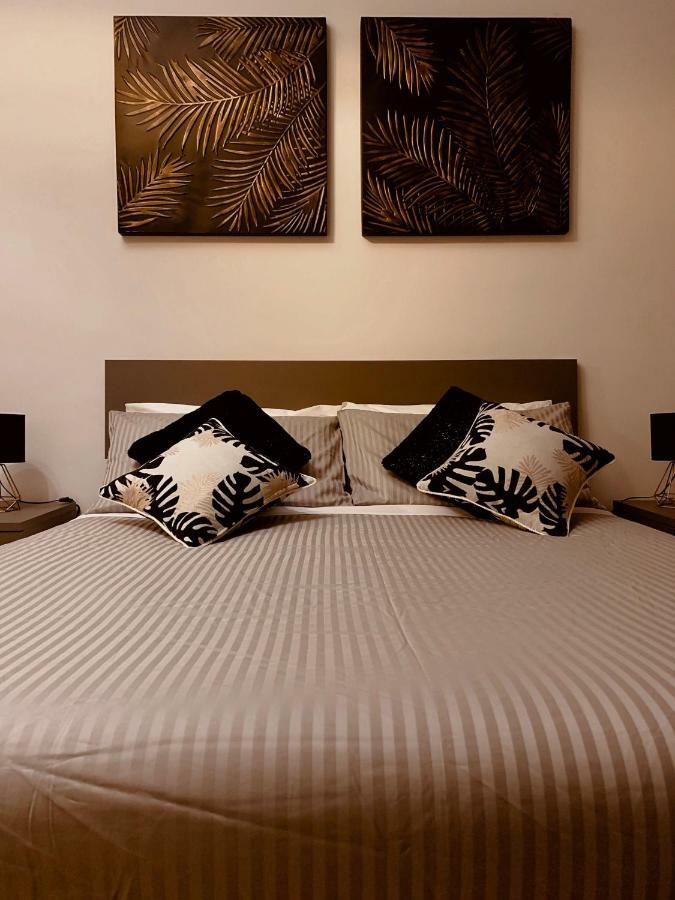 Appartement Open The Classic Wooden Shutters At A Cozy Nest Florence