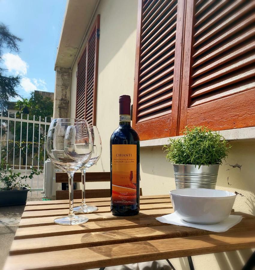 Appartement Open The Classic Wooden Shutters At A Cozy Nest *