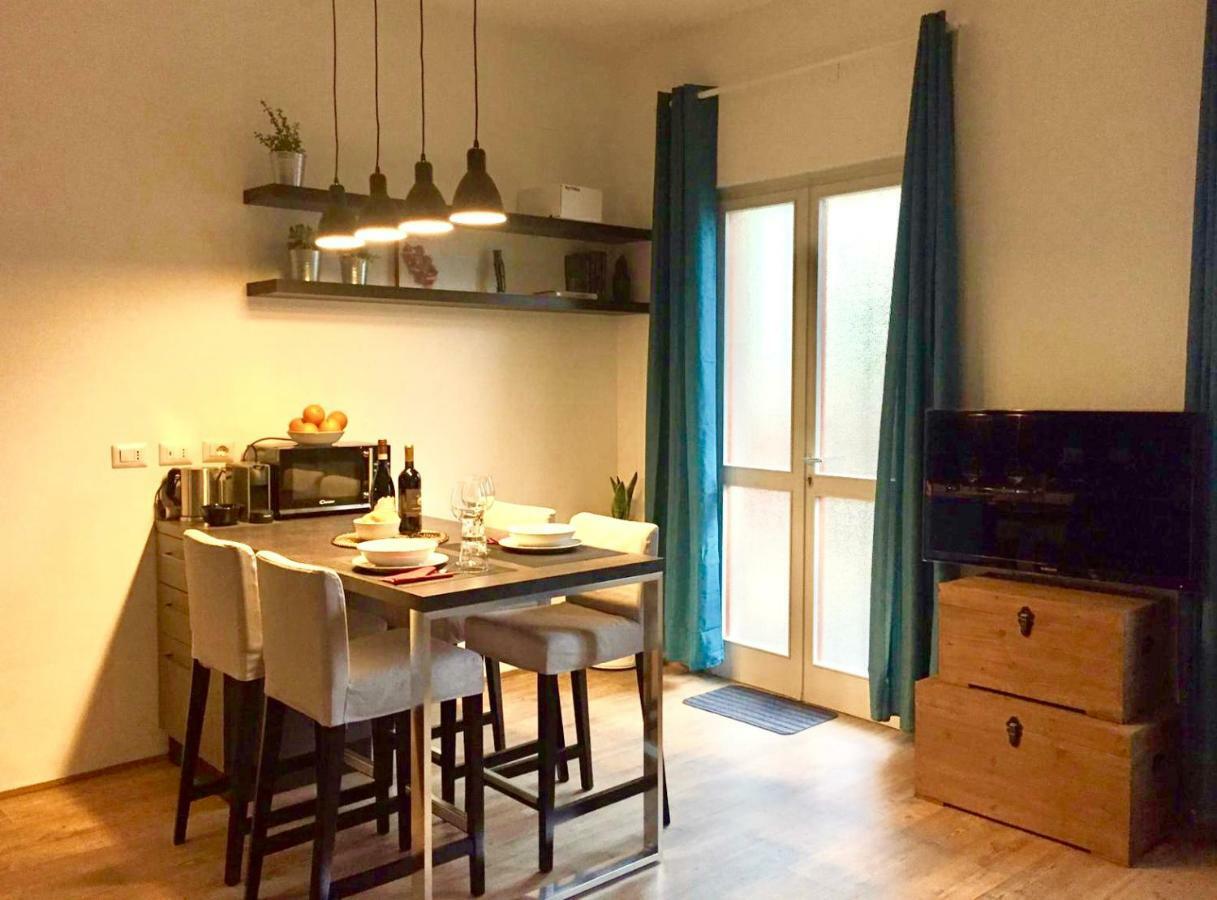 Appartement Open The Classic Wooden Shutters At A Cozy Nest Florence